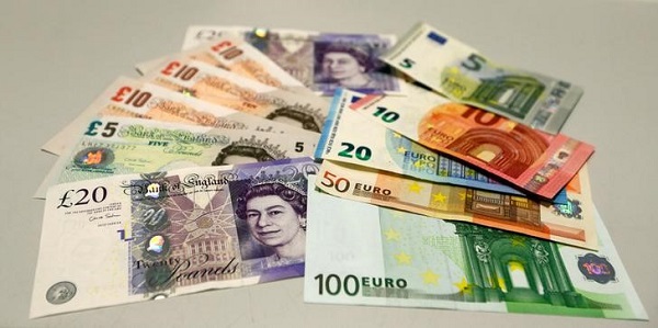 Британский фунт и евро продолжают дешеветь после Brexit